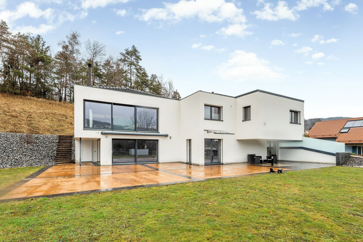 Villa de standing avec piscine intérieure