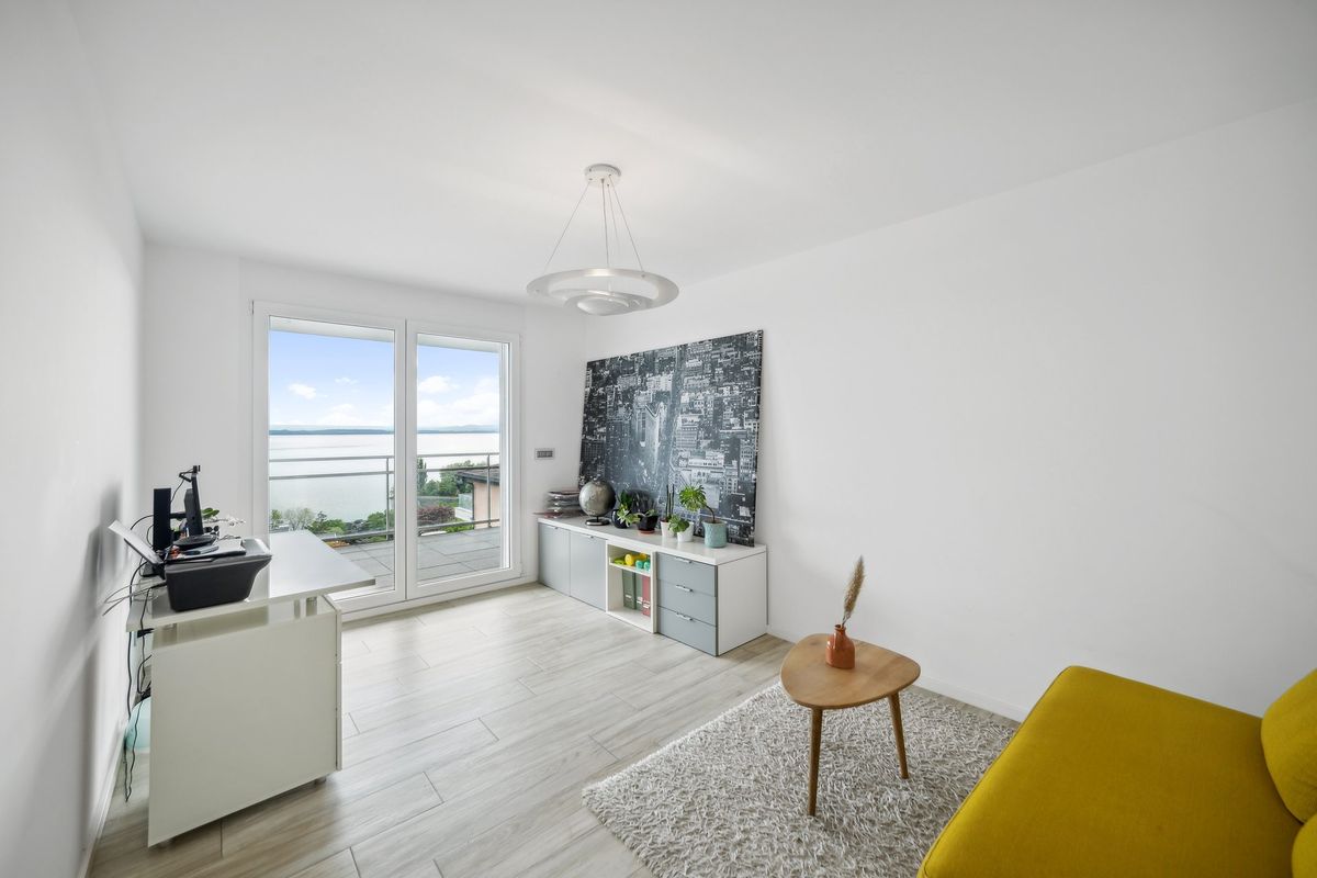 Vivez dans un havre de paix : Appartement de haut standing 5.5 pièces avec piscine intérieure et vue panoramique