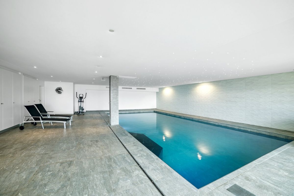 Vivez dans un havre de paix : Appartement de haut standing 5.5 pièces avec piscine intérieure et vue panoramique