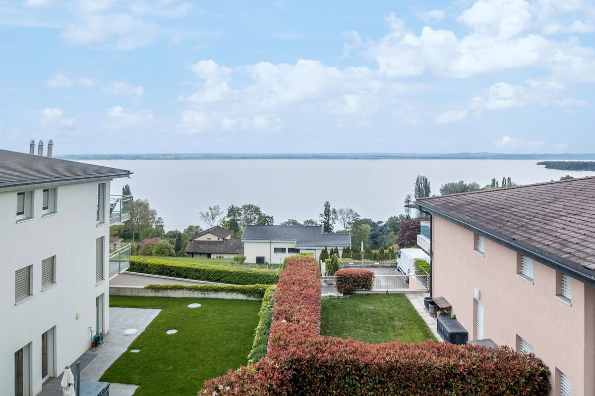 Vivez dans un havre de paix : Appartement de haut standing 5.5 pièces avec piscine intérieure et vue panoramique