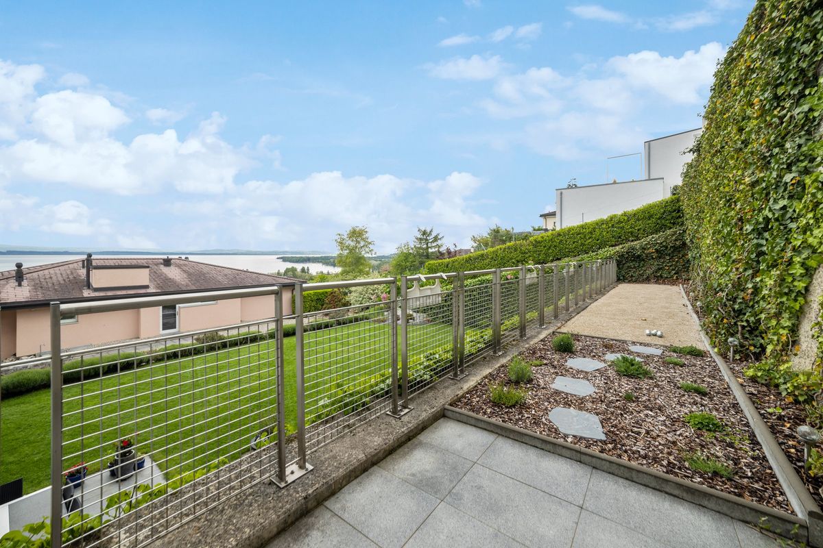 Vivez dans un havre de paix : Appartement de haut standing 5.5 pièces avec piscine intérieure et vue panoramique