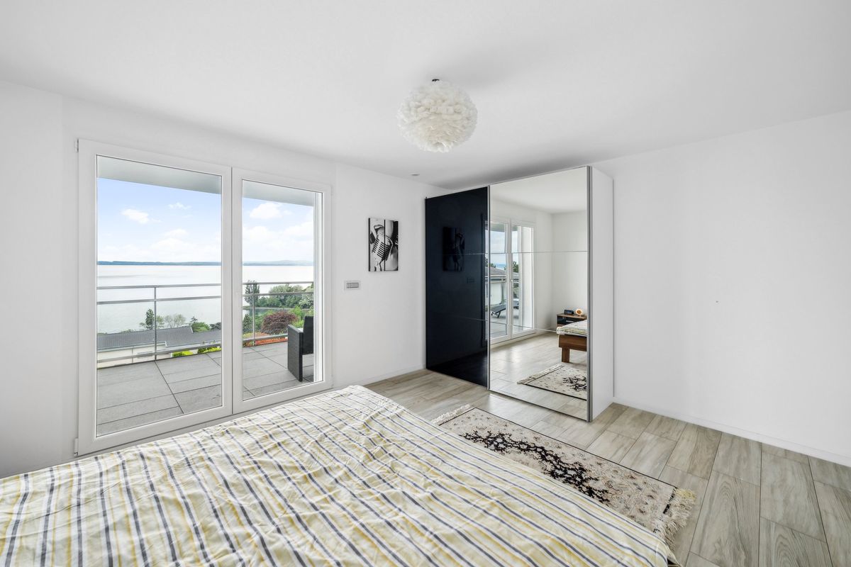 Vivez dans un havre de paix : Appartement de haut standing 5.5 pièces avec piscine intérieure et vue panoramique