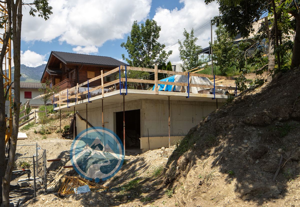 Chalet en Construction à Lens : Charme et potentiel au cœur des Alpes