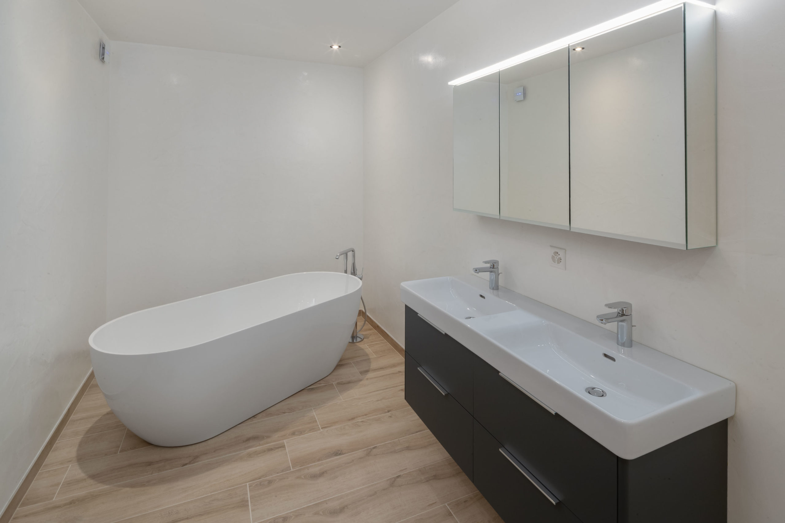 salle_de_bains_exterieure_chambre_3__2025-04-14-100052