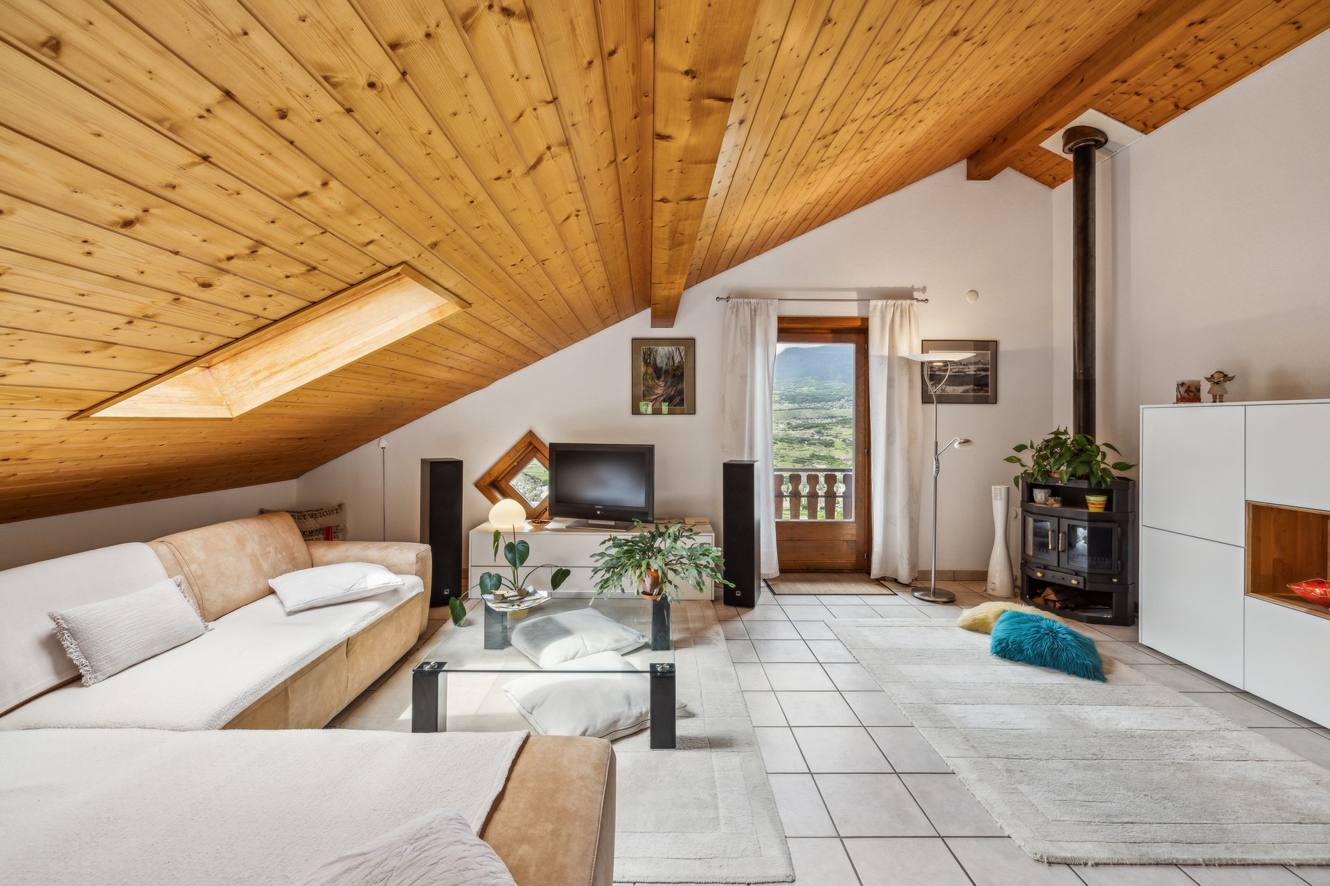Joyaux Lumineux de 3,5 pièces – baigné de soleil – pièce individuelle isolée et chauffée en plus. - Photo de présentation