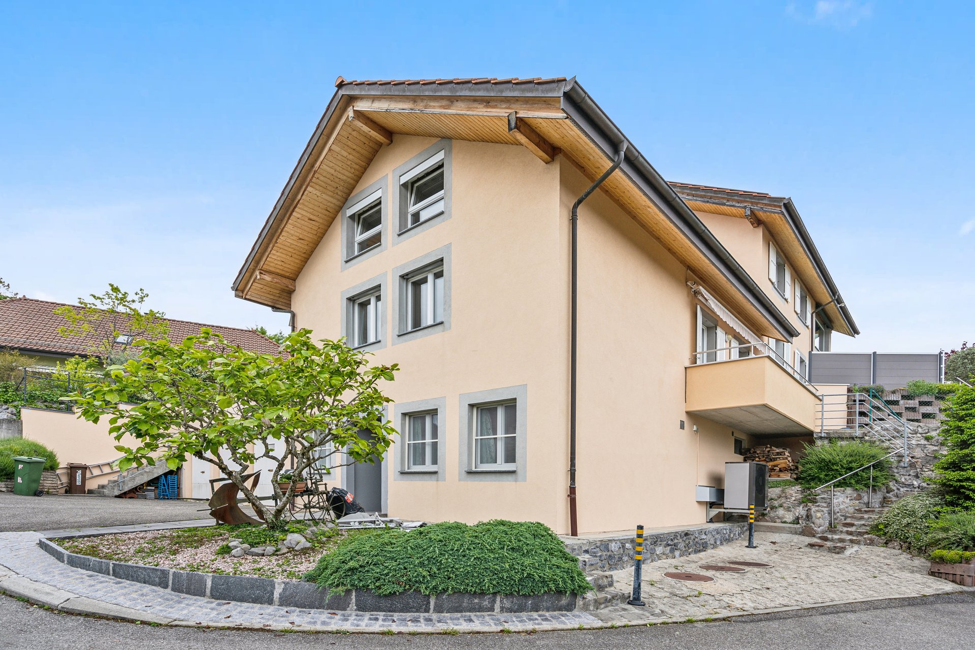 Property Photo - Propriété individuelle composée de deux logements – Vue lac et montagnes