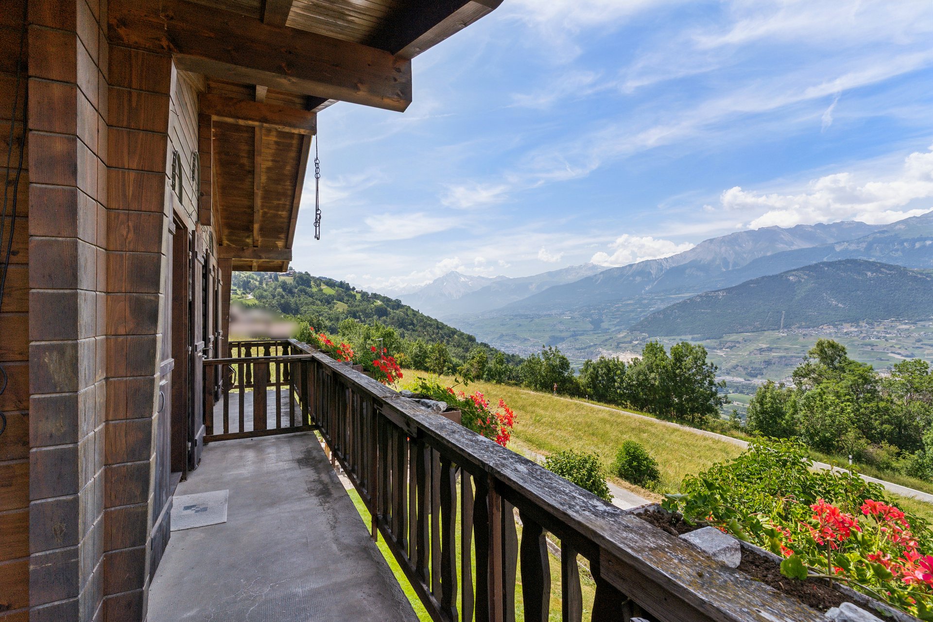 Grône – Chalet avec grand terrain, vue sur les Alpes et calme absolu - Photo de présentation