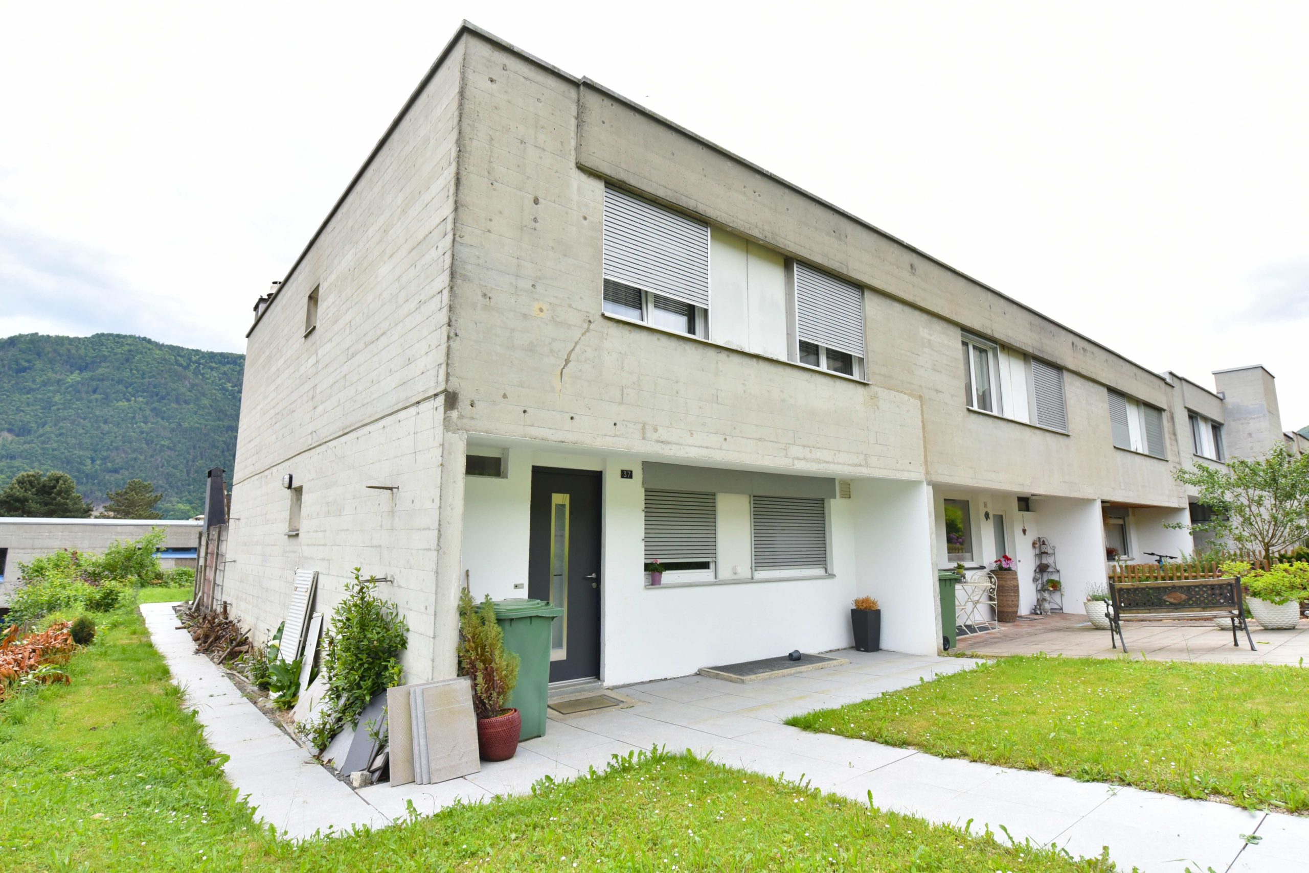 Villa rénovée | Emplacement calme et ensoleillé à Moutier - Photo de présentation