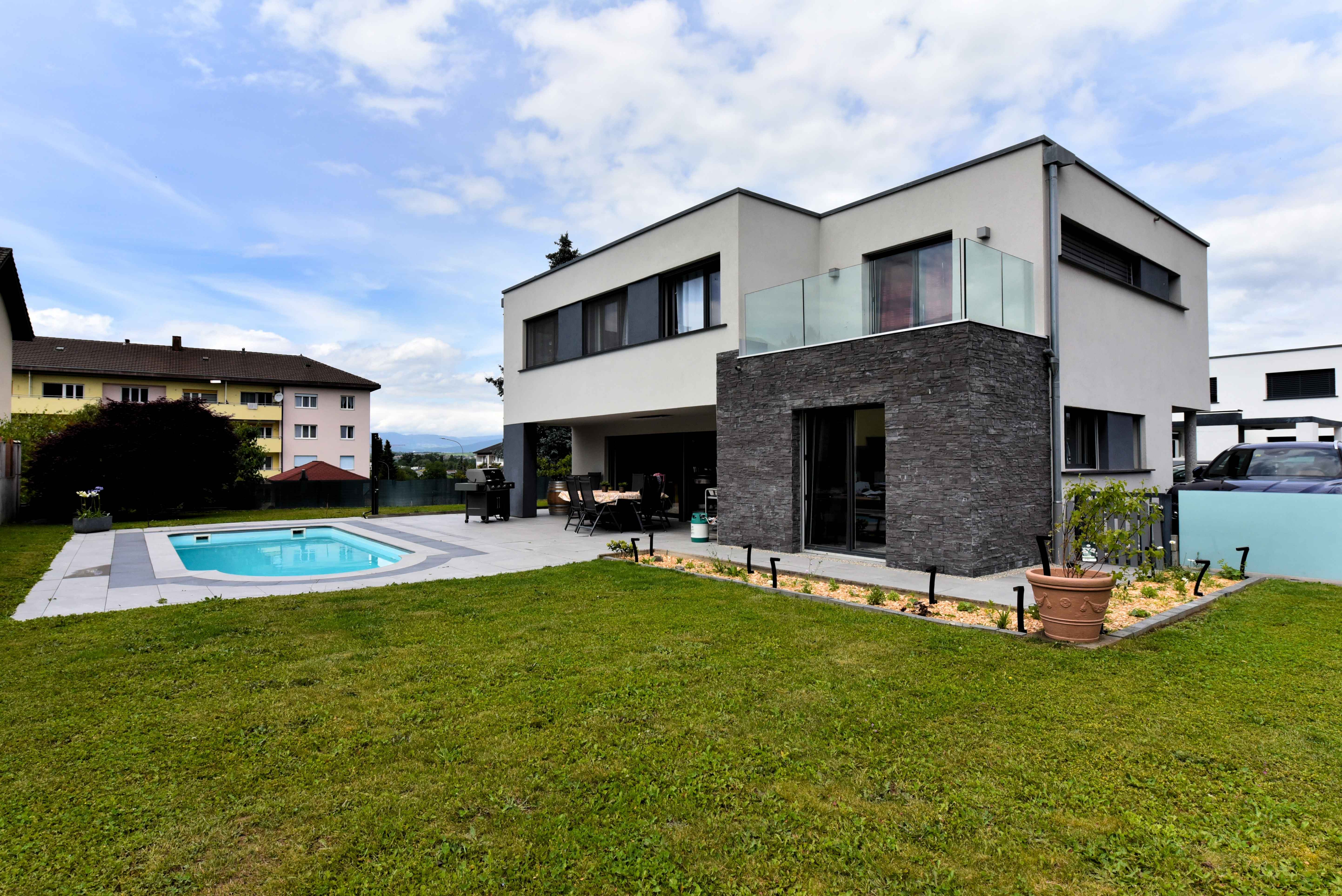 Villa contemporaine de 5.5 pièces avec piscine à Domdidier