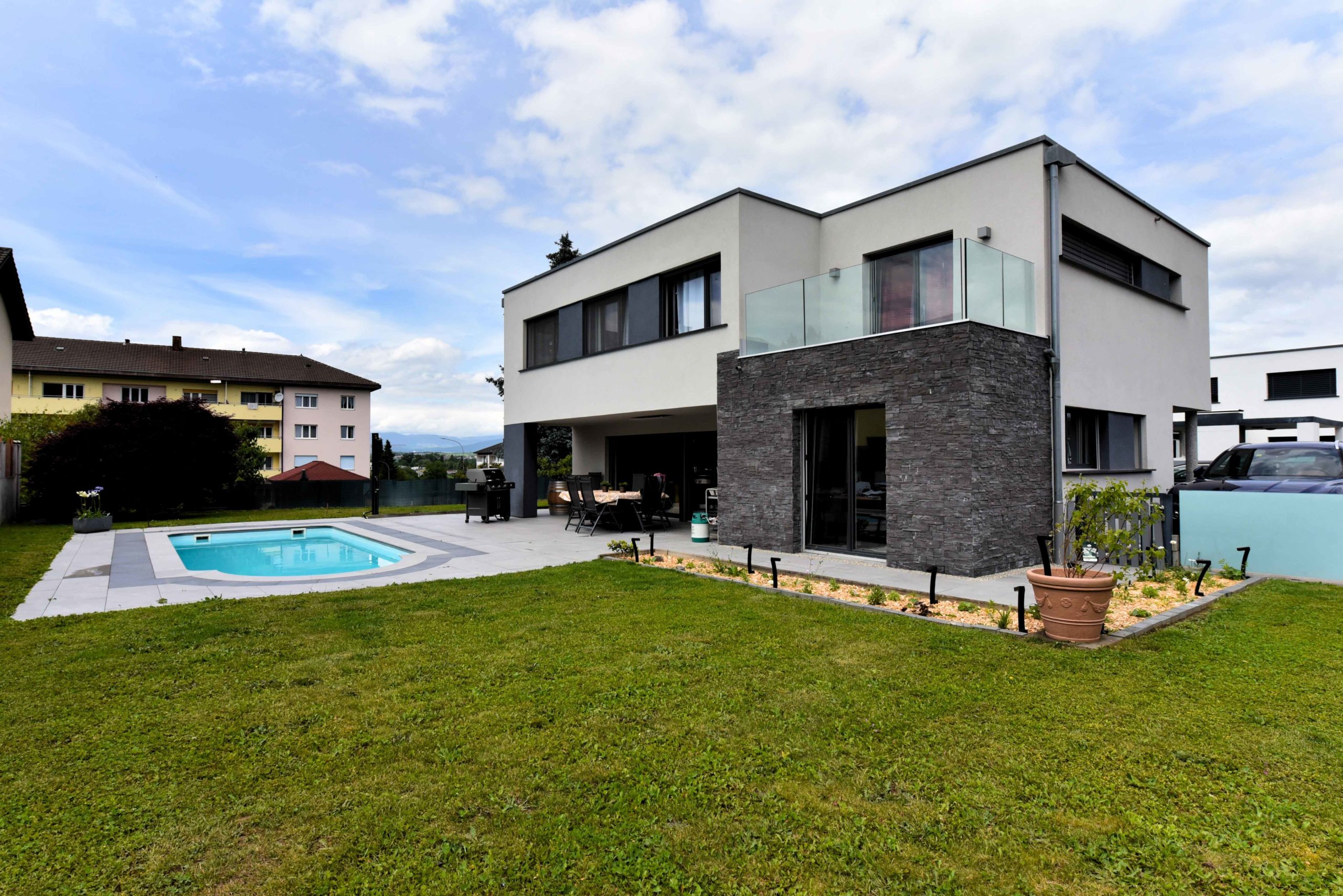 Villa contemporaine de 5.5 pièces avec piscine à Domdidier - Photo de présentation