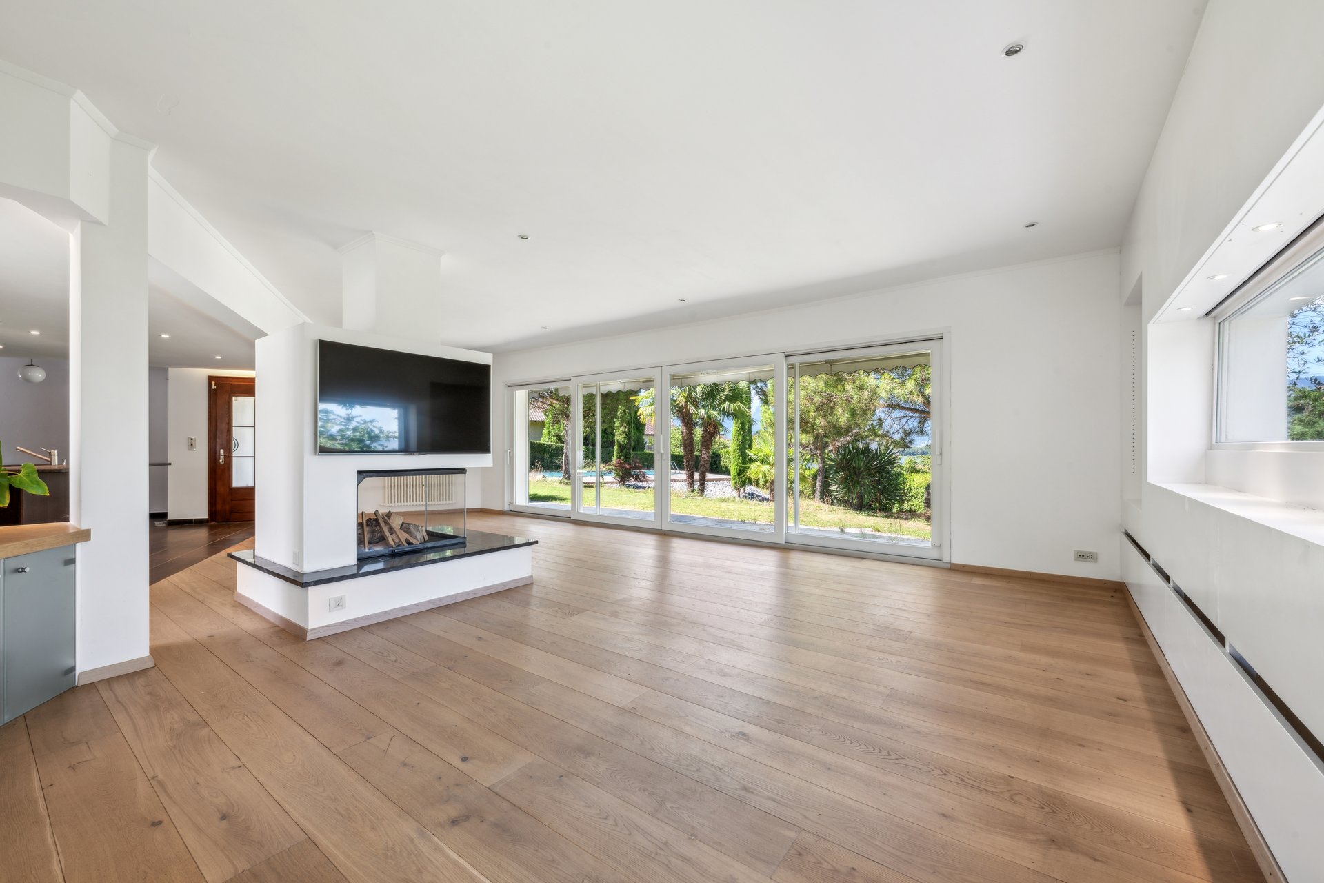 Villa de plain-pied avec piscine, jacuzzi et vue lac - Photo de présentation