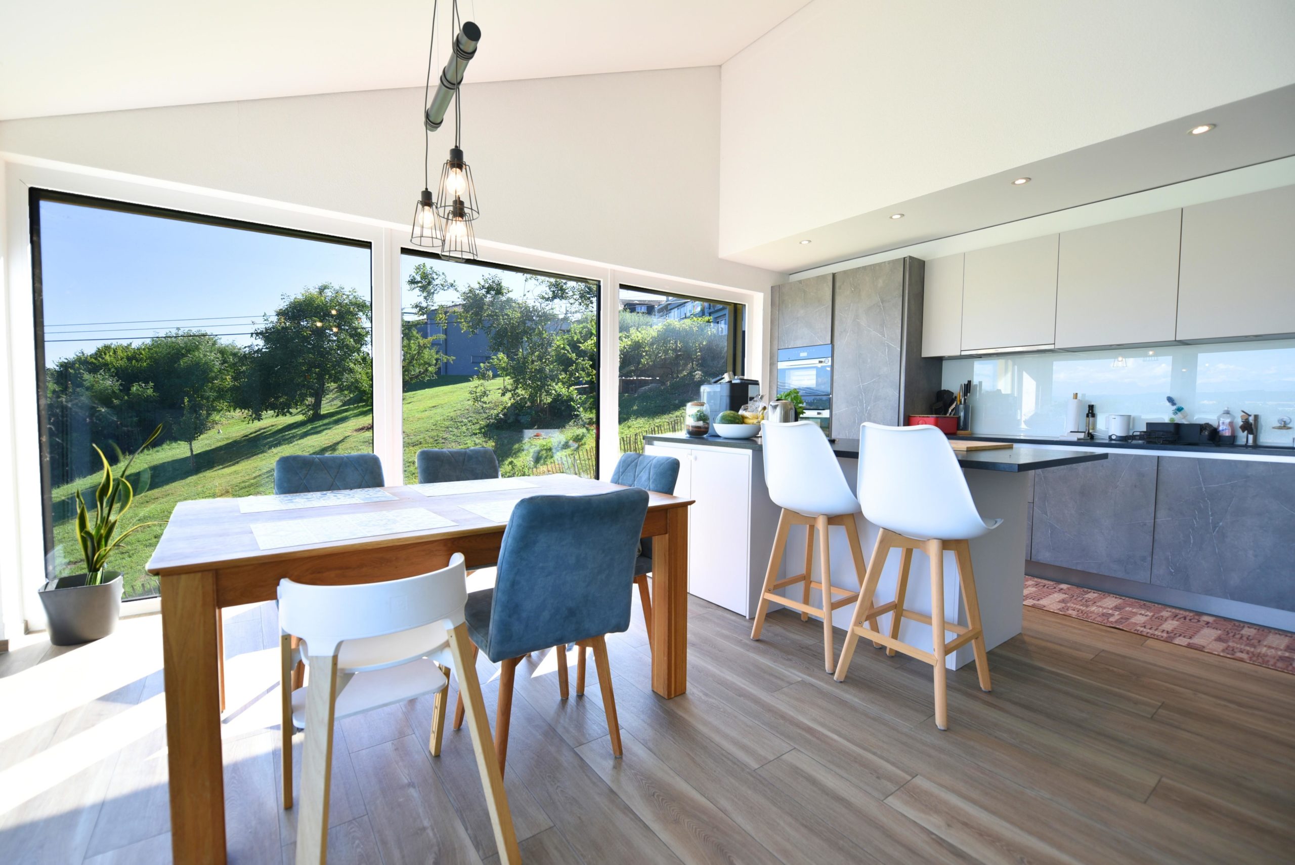 L’indépendance d’une maison, le confort d’un appartement – 4,5 pièces avec entrée privée et vue dégagée - Photo de présentation