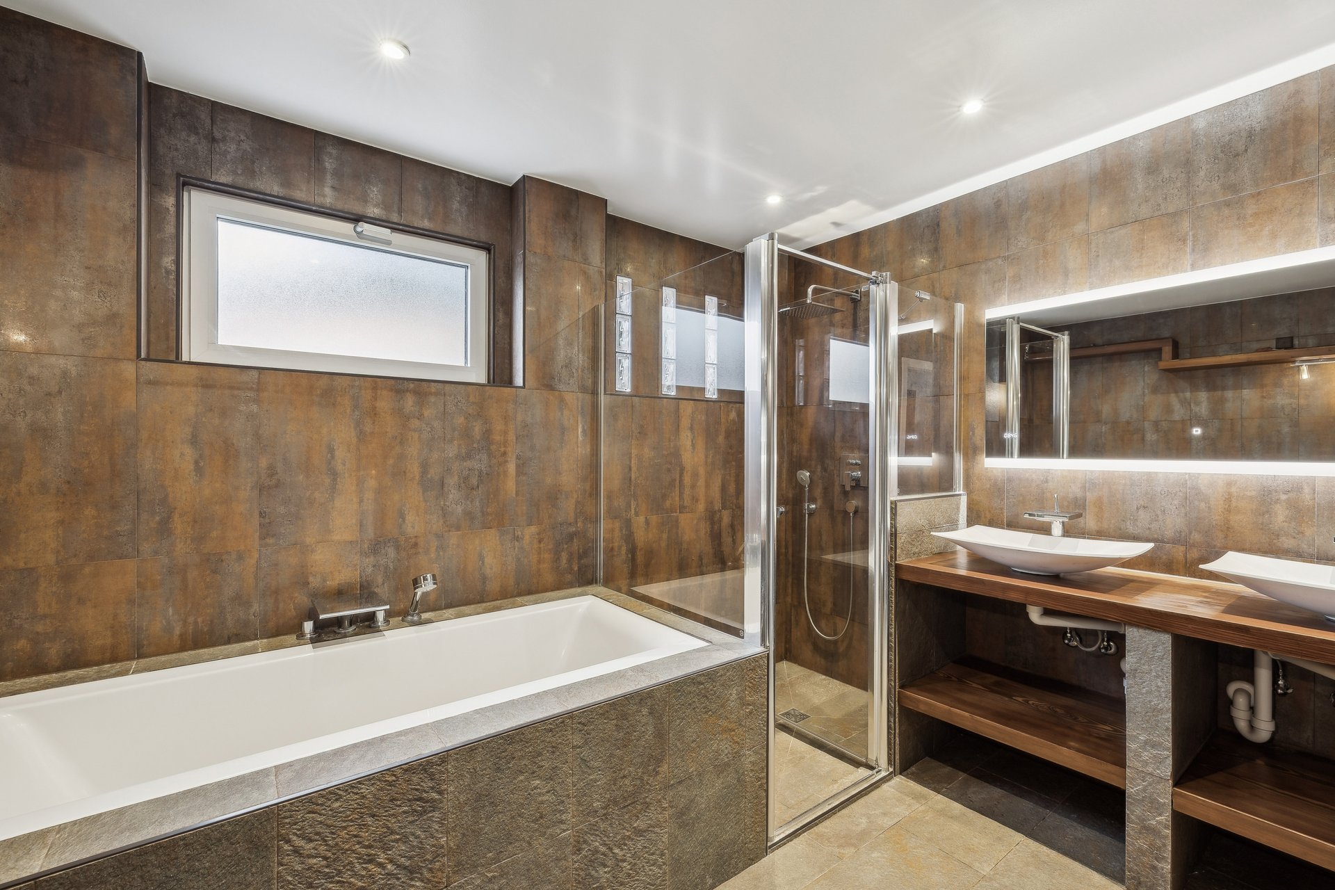 backbone_587769-a_004_web_2025-12-04-123234