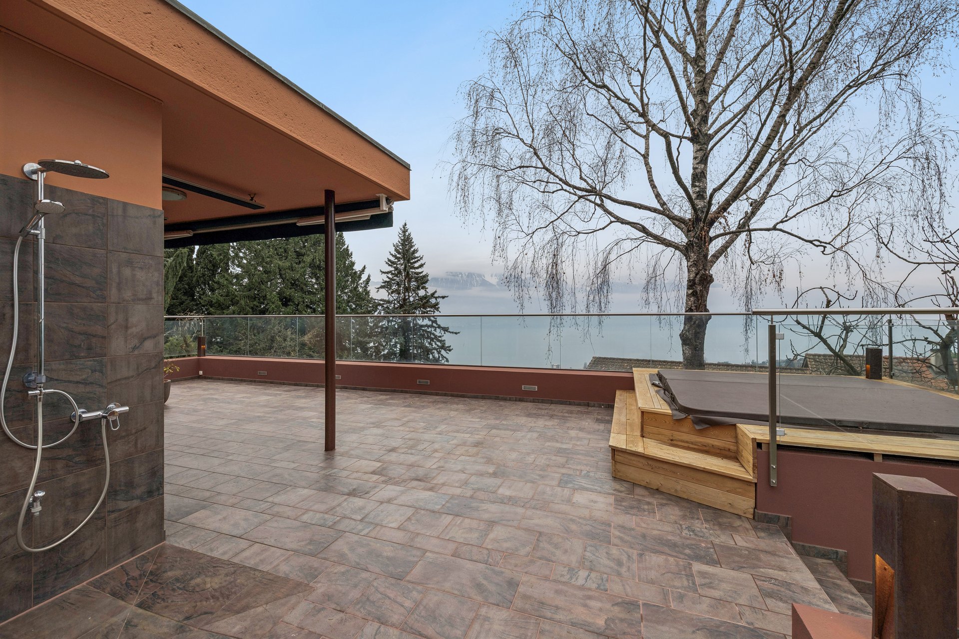 Charme et confort à Chernex : Panorama unique et espaces généreux - Photo de présentation