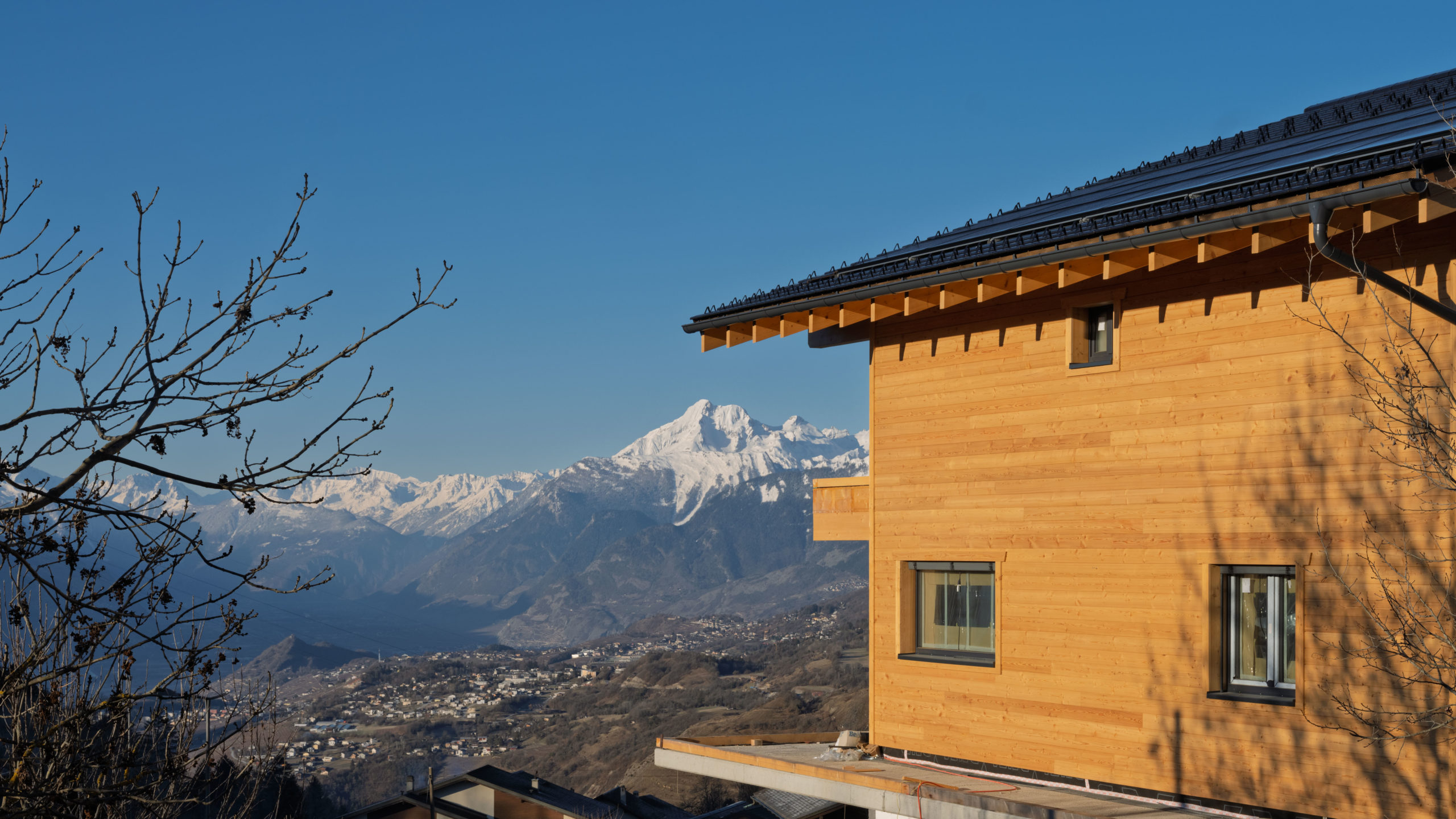 Chalet en Construction à Lens : Charme et potentiel au cœur des Alpes