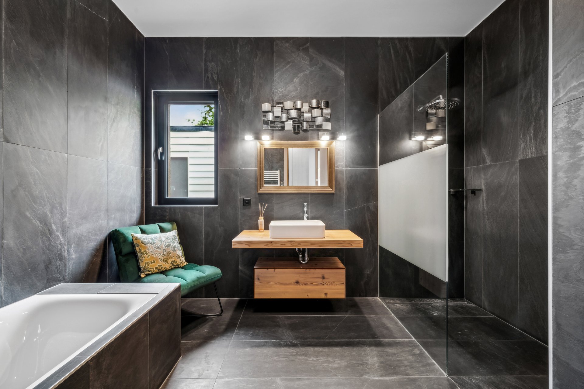 jrrsxvoekf__backbone_502636-a_132_web