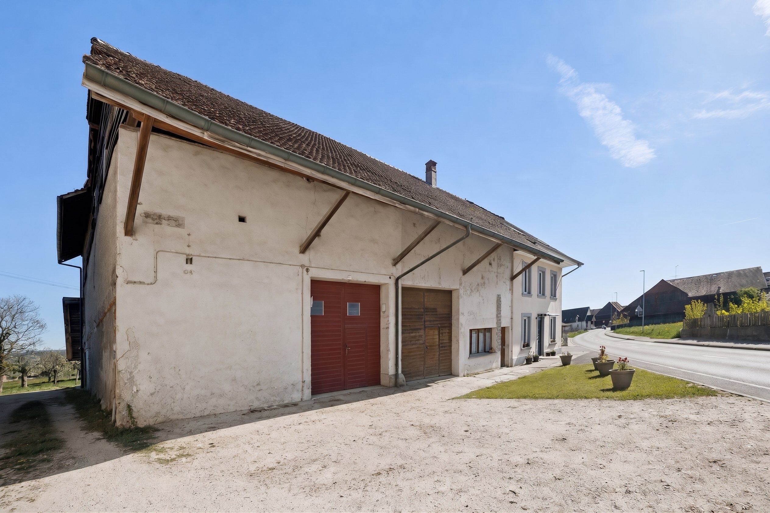Grange à rénover avec de beaux volumes et potentiel de transformation en plusieurs appartements - Photo de présentation