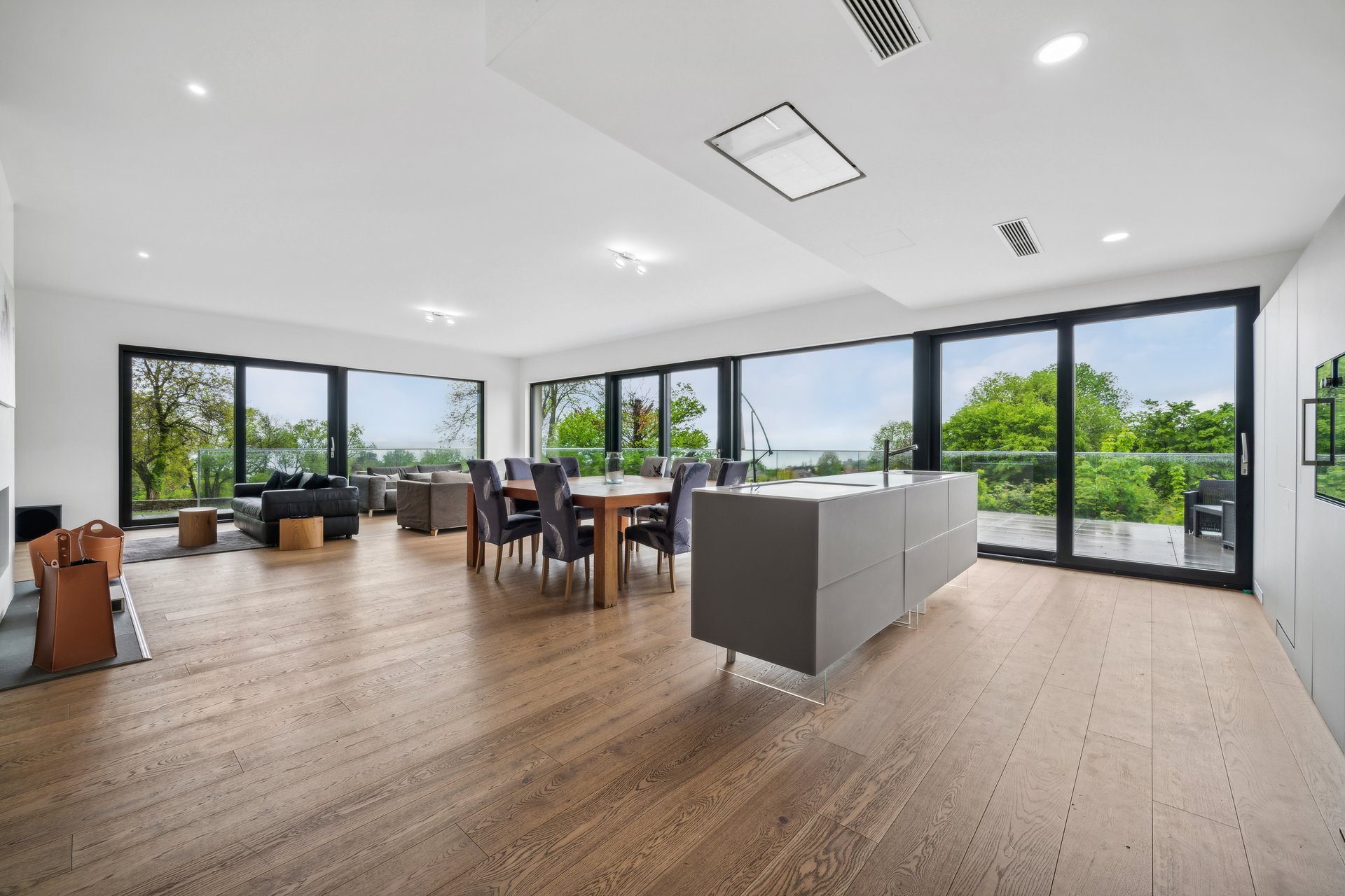 jmoqjpqeit__backbone_502636-a_044_web