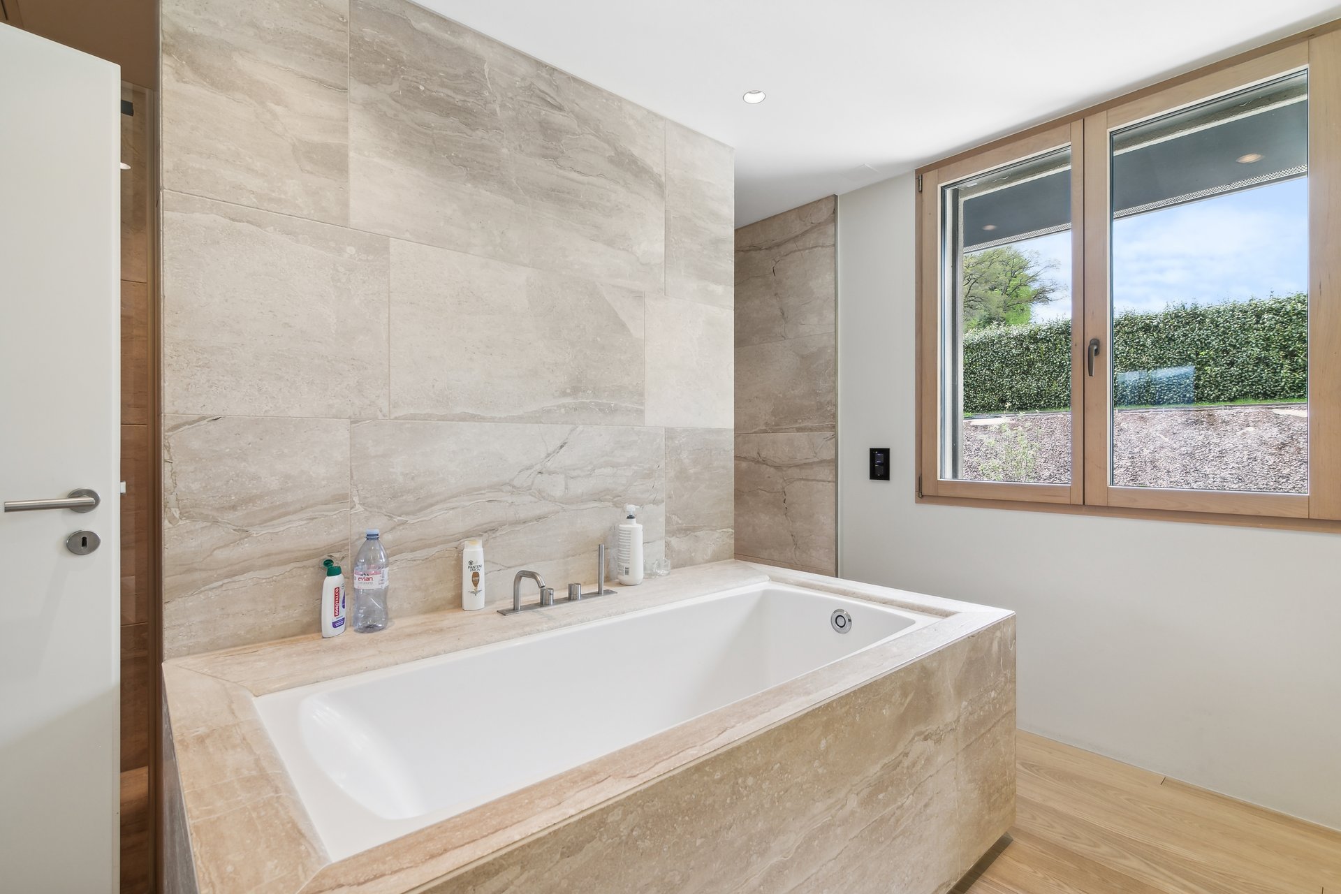 lvxnuomjnz__backbone_502236-a_070_web