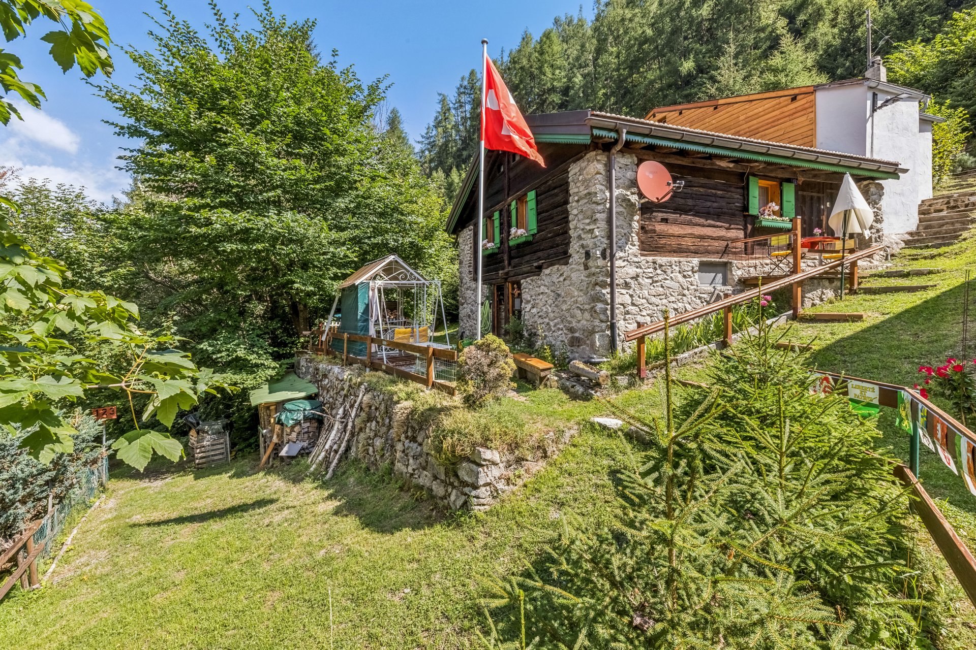 Mayen authentique de 1857 sur plus de 4000 m2 de terrain - Photo de présentation