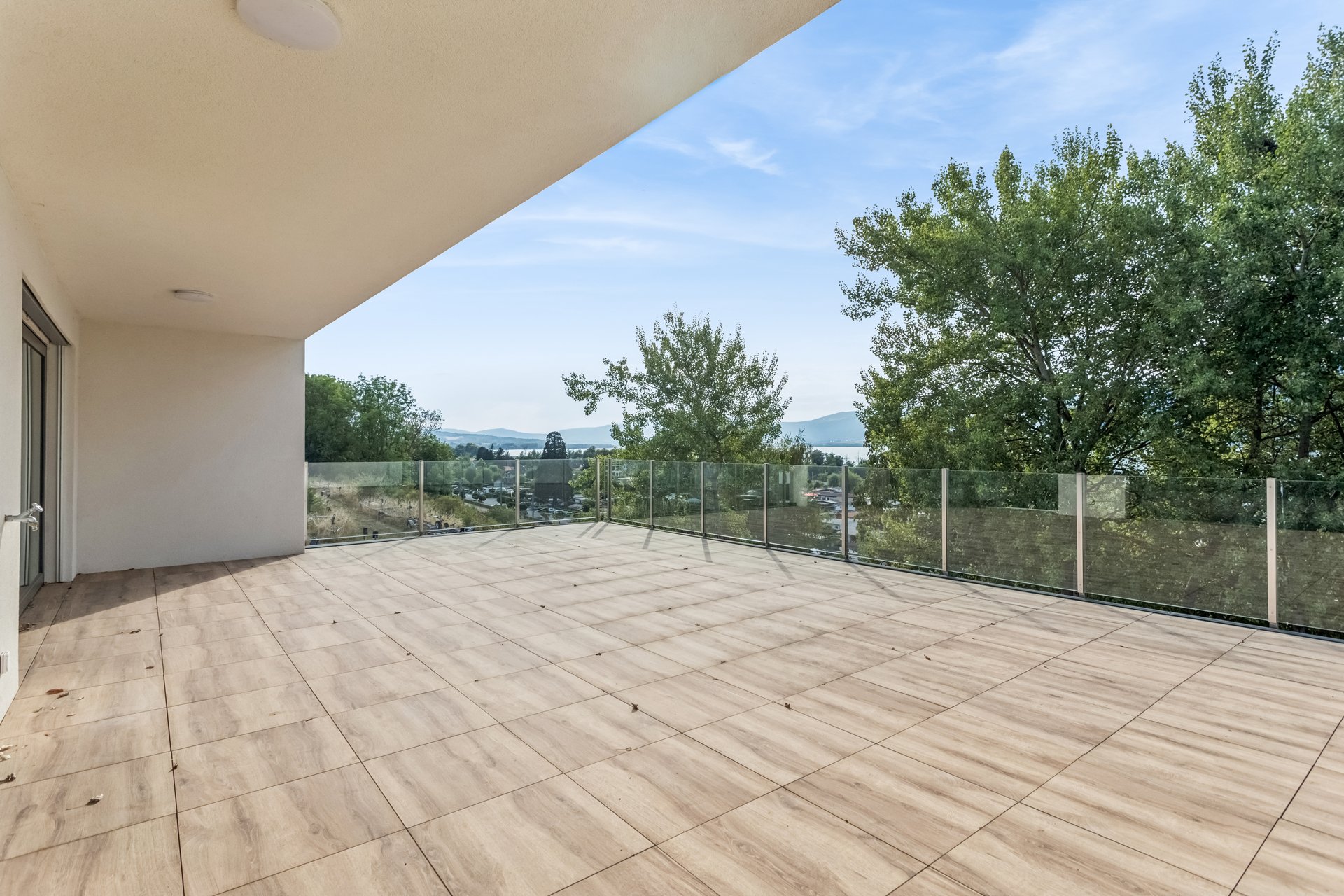 Attique avec magnifique vue sur le lac et une grande terrasse - Photo de présentation