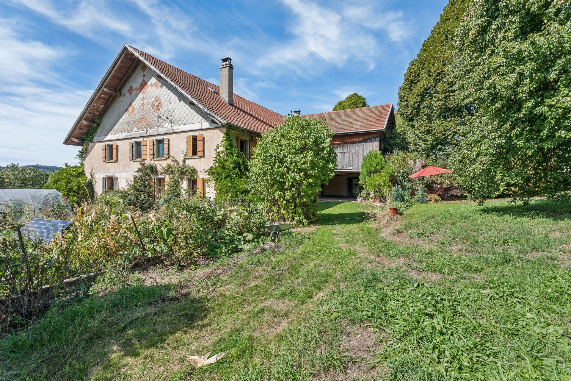 Ferme de caractère de 10.5 pièces avec grand terrain et fort potentiel - Photo de présentation