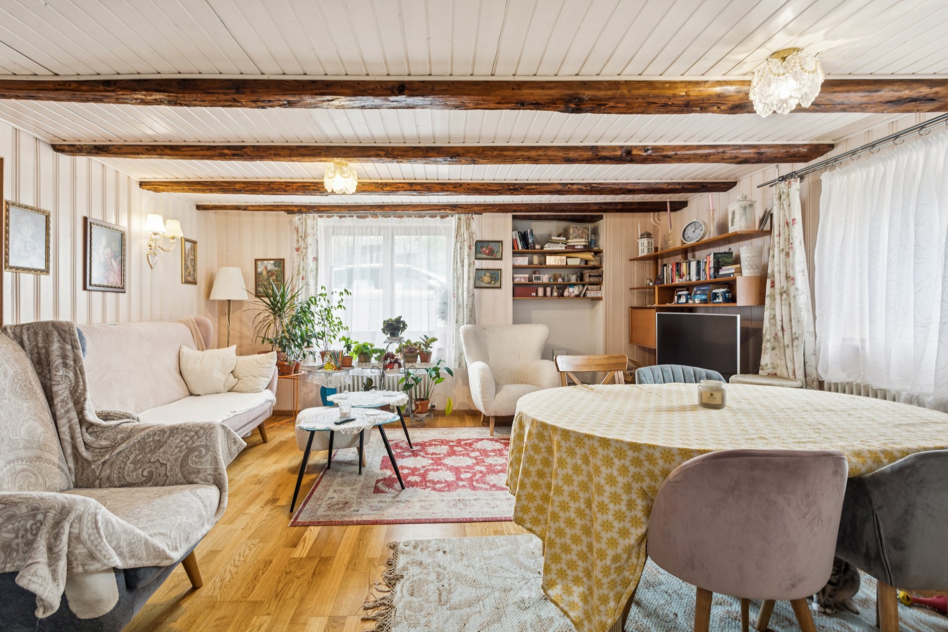 Maison de caractère avec terrasse et balcon au centre de Cugy - Photo de présentation