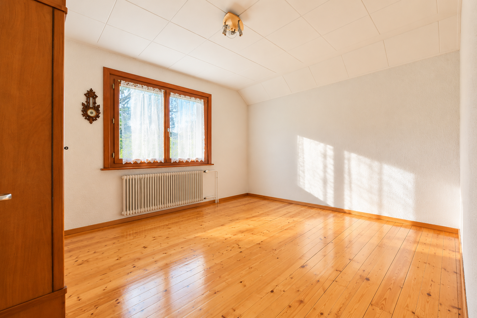 Chambre_vide_baignee_de_lumiere_naturelle