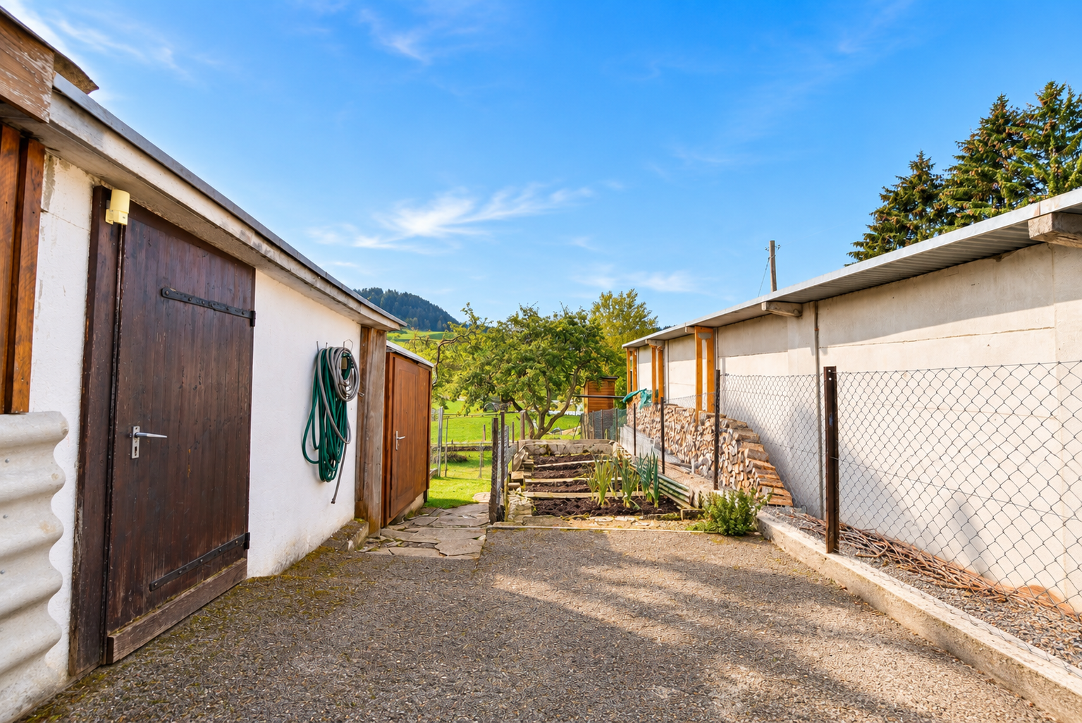 Cour_interieure_rurale_ensoleillee_et_jardin