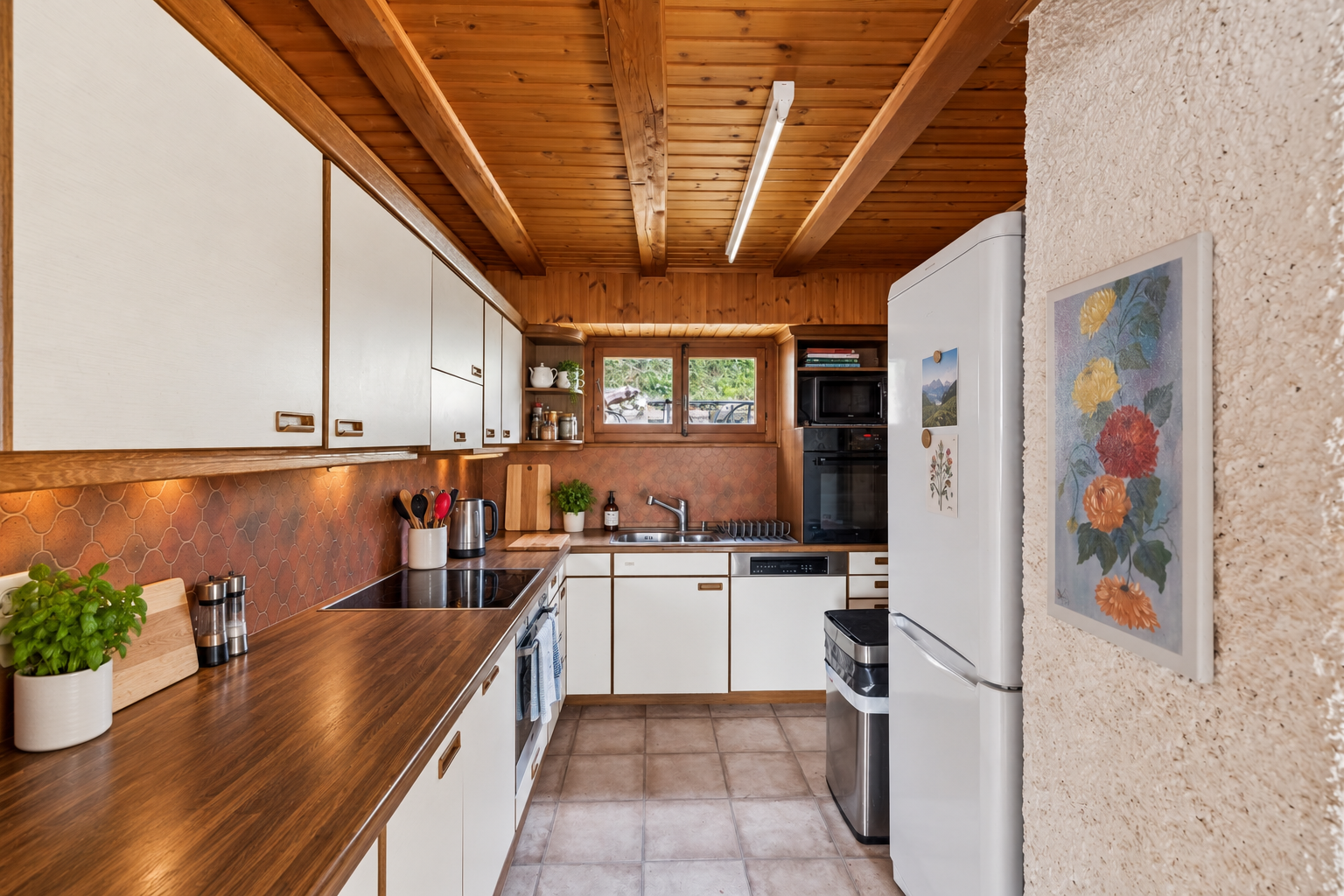 Cuisine_rustique_chaleureuse_et_ordonnee