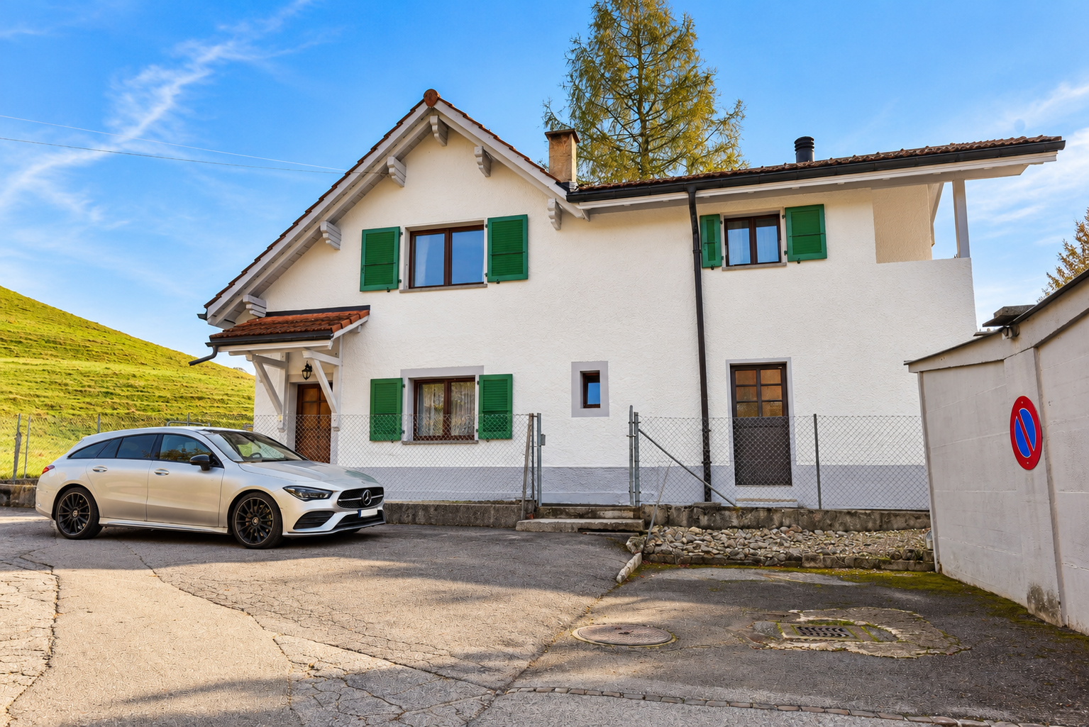 Maison_blanche_et_Mercedes_sous_ciel_bleu