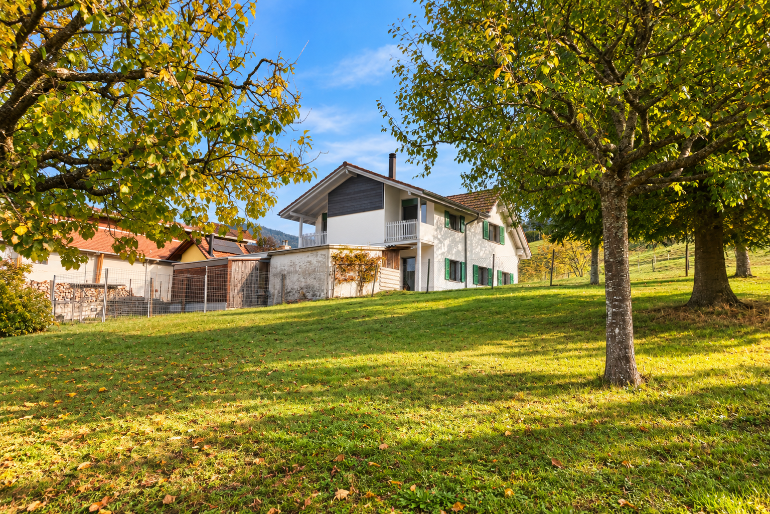 Maison_de_campagne_sous_les_arbres_d_automne