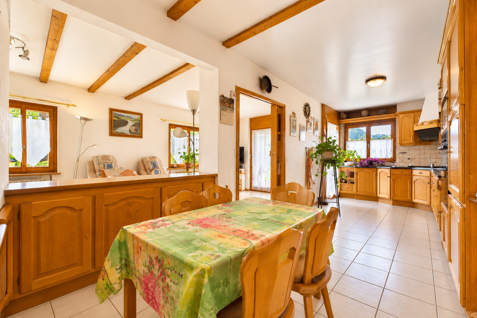 Salle_a_manger_champetre_baignee_de_lumiere