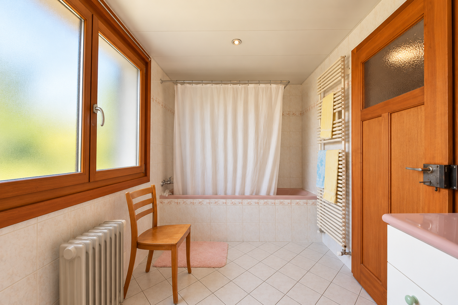 Salle_de_bain_chaleureuse_et_ordonnee