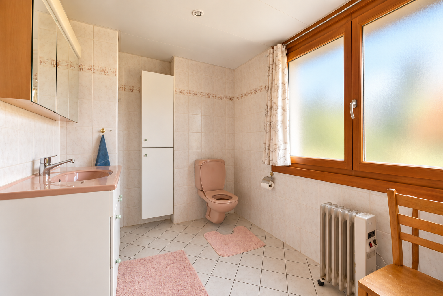 Salle_de_bain_retro_baignee_de_lumiere_douce