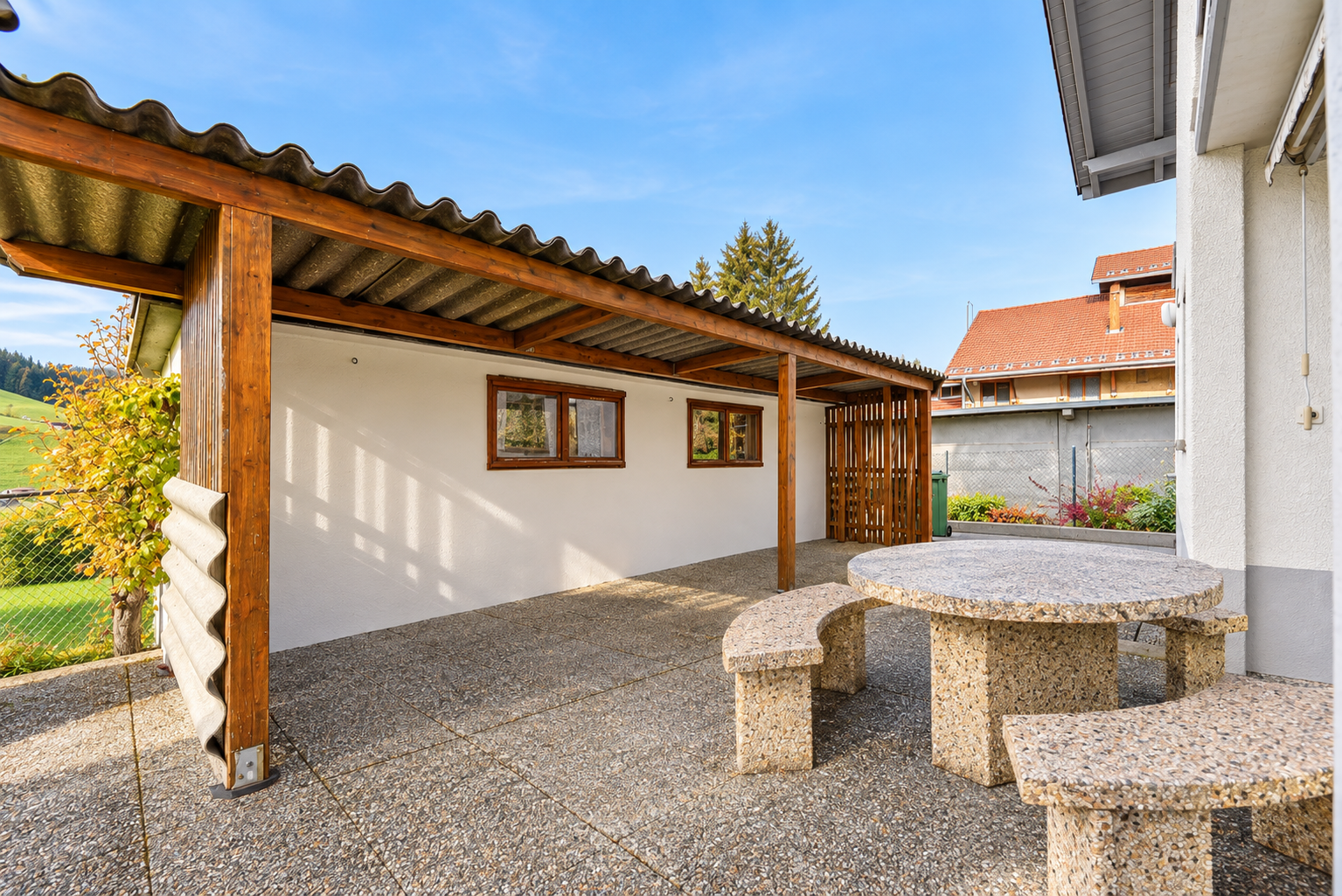 Terrasse_ensoleillee_avec_pergola_rustique